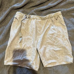 Men’s lululemon athletic shorts. Size large with belt.